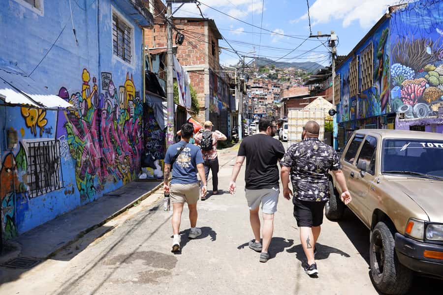 Medellín: Comuna 13 and Graffiti Guided Tour with a Local - Ending at 20 de Julio