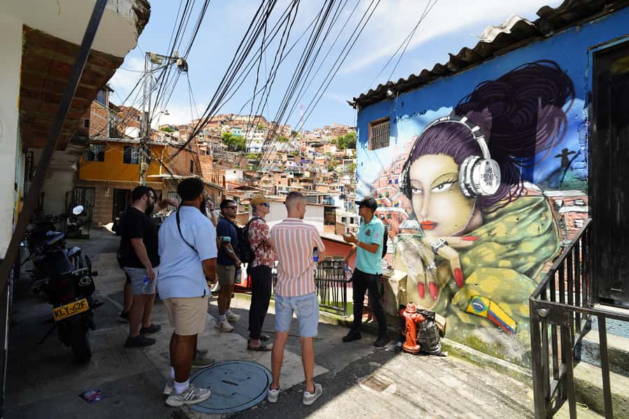 Medellín: Comuna 13 and Graffiti Guided Tour with a Local - Practical comfort and safety advice