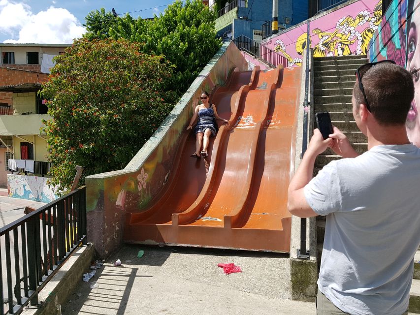 Medellín: Comuna 13, Cable Cars and Botero Statues Tour - Entering Comuna 13 through public art