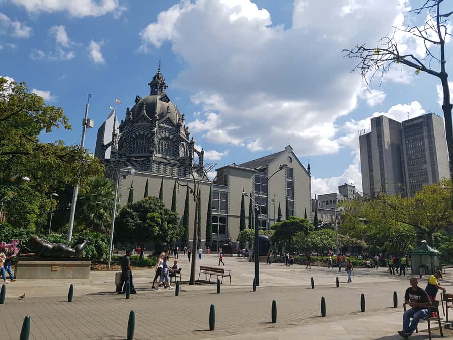 Medellín: Comuna 13, Cable Cars and Botero Statues Tour - Timing, comfort, and practical details