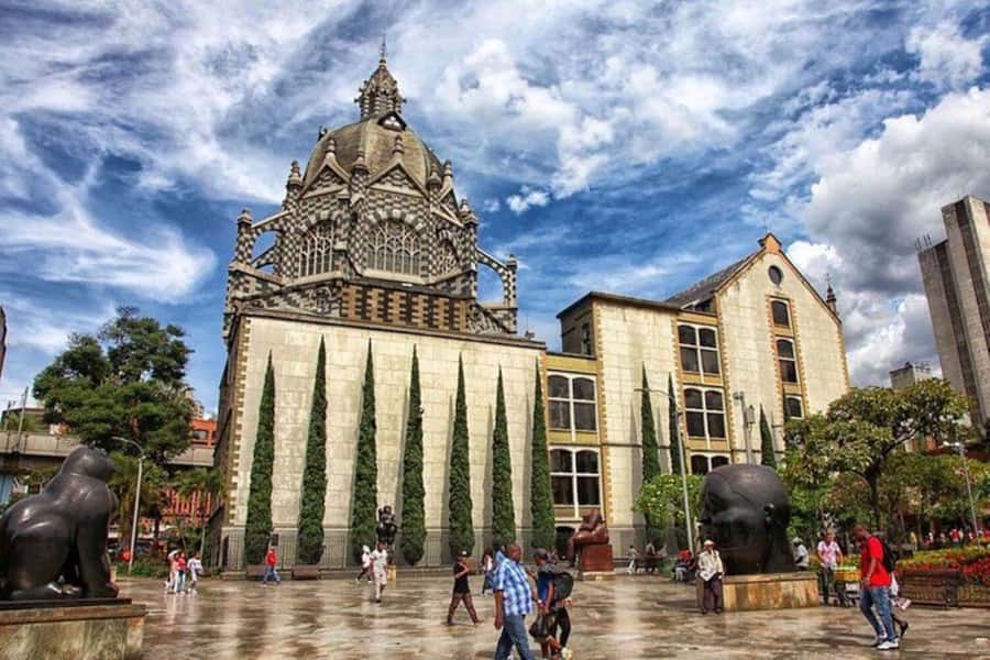 Medellín: Comuna 13, Cable Cars and Botero Statues Tour - Botero Plaza and the city center