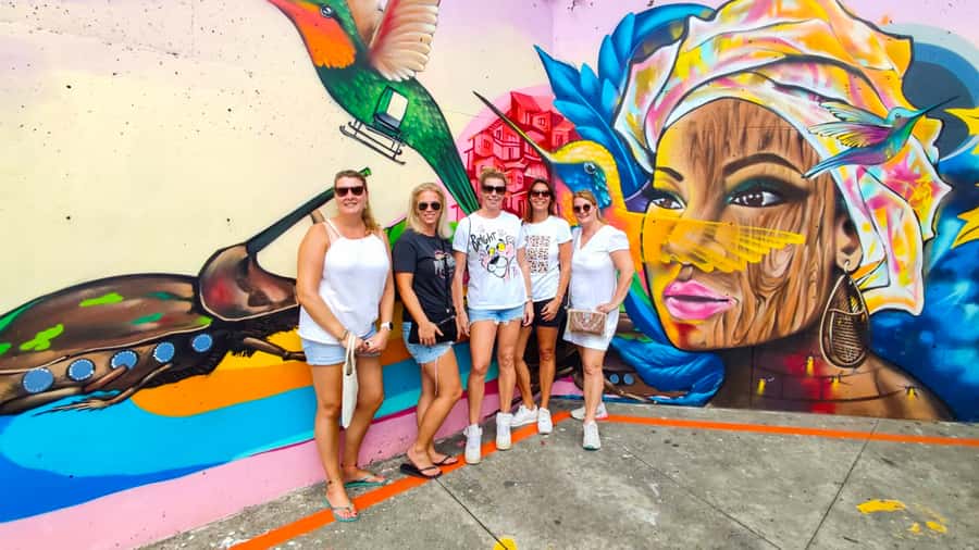 Medellin: Comuna 13 Graffiti Tour, Cable Car & Street Food - Key points at a glance