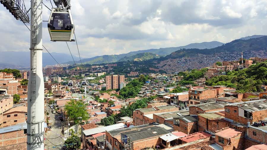 Medellin: Comuna 13 Graffiti Tour, Cable Car & Street Food - Coffee first, then the stories of Comuna 13
