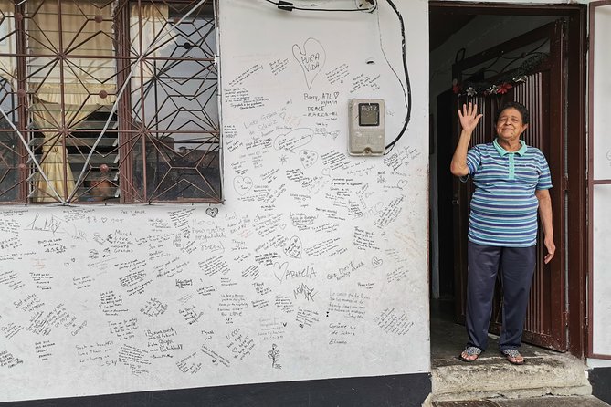 Medellín: Comuna 13 Graffitour With Snacks Included - Viewpoints, shopping, and room to slow down