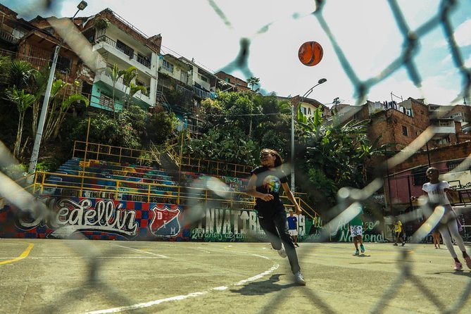 Medellín: Comuna 13 Graffitour With Snacks Included - Starting at Cl. 38a in Veinte de Julio