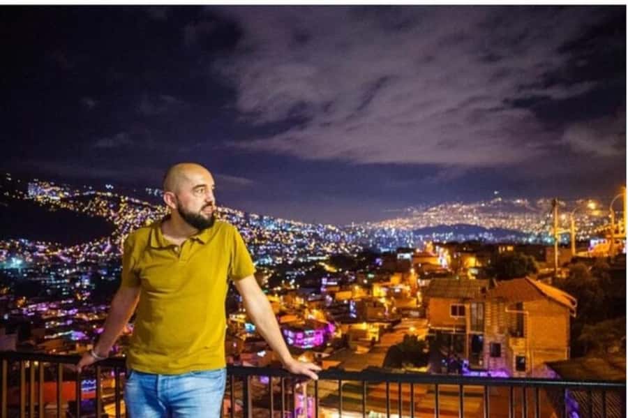 Medellin: Comuna 13 Night Time Tour - Why Comuna 13 at night makes a strong introduction to Medellín