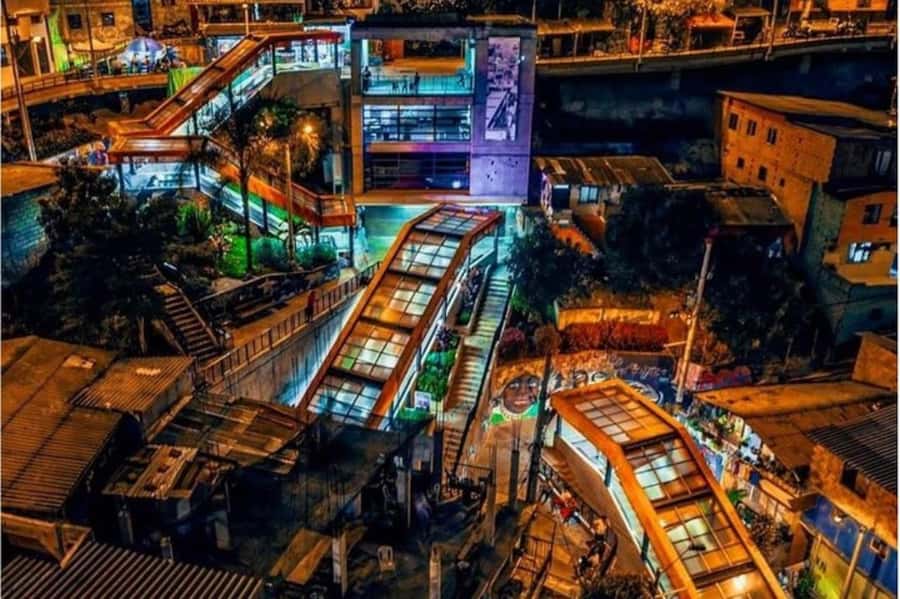 Medellin: Comuna 13 Night Time Tour - Las Independencias and the public escalators