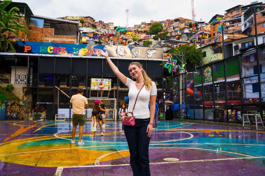Medellín: Comuna 13 Tour with Snacks And Your Own Graffiti - Key points at a glance