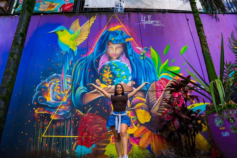 Medellín: Comuna 13 Tour with Snacks And Your Own Graffiti - Why Comuna 13 is best seen with a local guide
