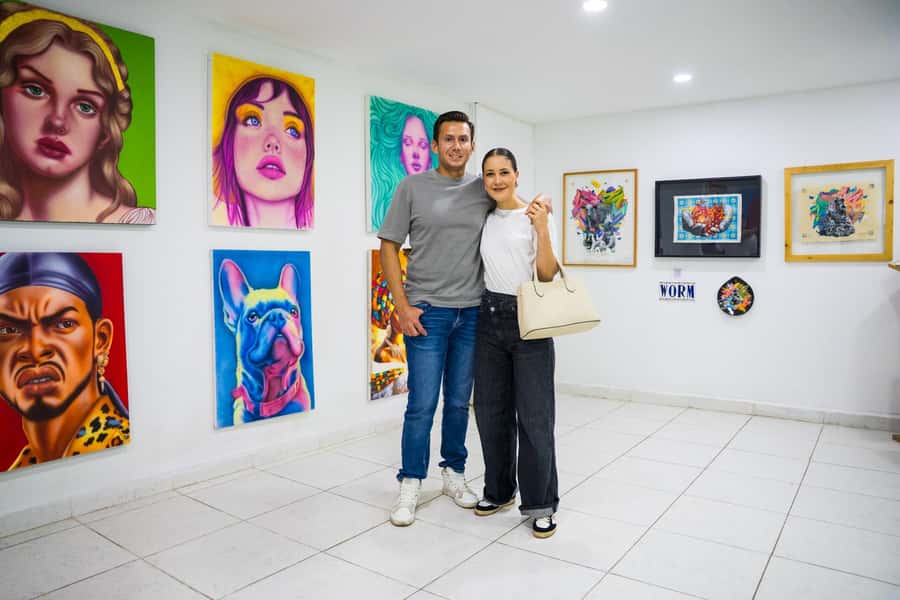 Medellín: Comuna 13 Tour with Snacks And Your Own Graffiti - Street art, murals, and the first hill