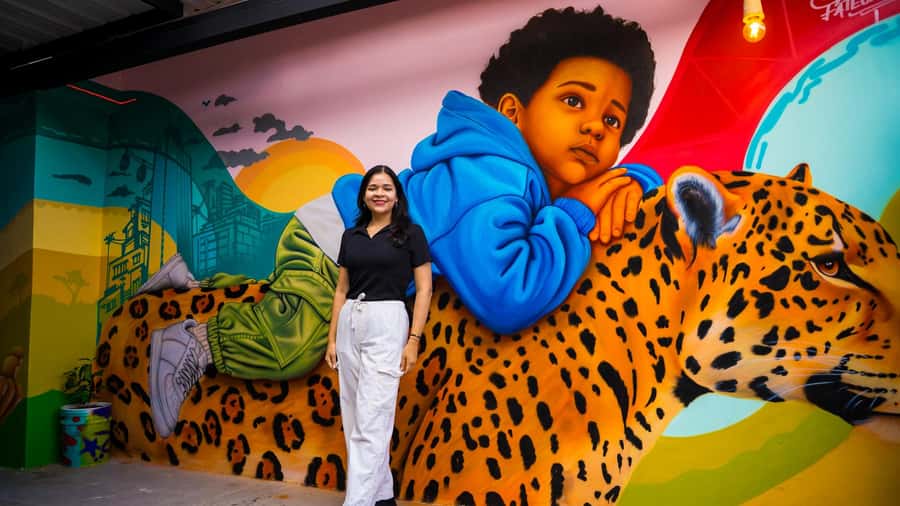 Medellín: Comuna 13 Tour with Snacks And Your Own Graffiti - Meeting the guide’s family