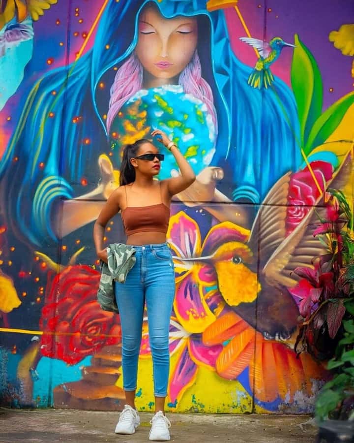 Medellín: Comuna 13 Tour with Snacks And Your Own Graffiti - Making your own graffiti