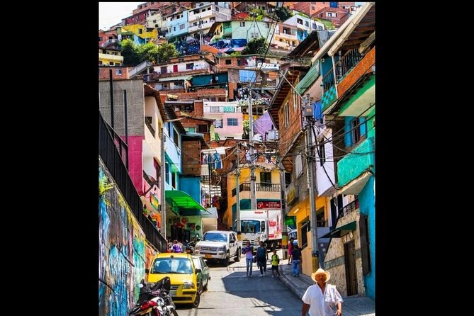 Medellín: Comuna 13 Tour with Spray Painting and ice cream - Meeting in Veinte de Julio