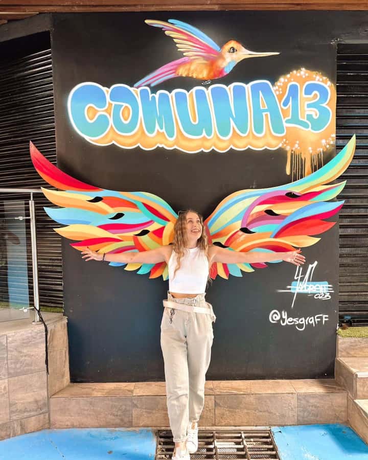 Medellín: Comuna 13 True Story and Street Food Tour - The Escalators and the Shape of the Neighborhood