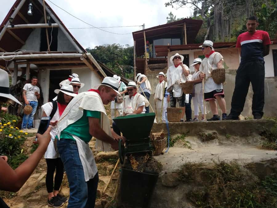 Medellín: Guatape Village with Coffee and Fruit Tasting Tour - An 80-minute coffee experience at Finca La Rivera