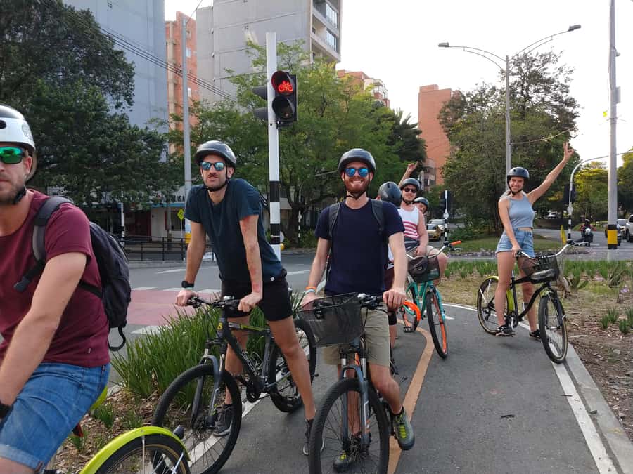Medellín: Guided City Bike Tour - Laureles and Conquistadores: seeing everyday Medellín
