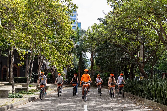 Medellín: Local neighborhoods and included food on e-bike - Arepa with quesito at Parque Belén