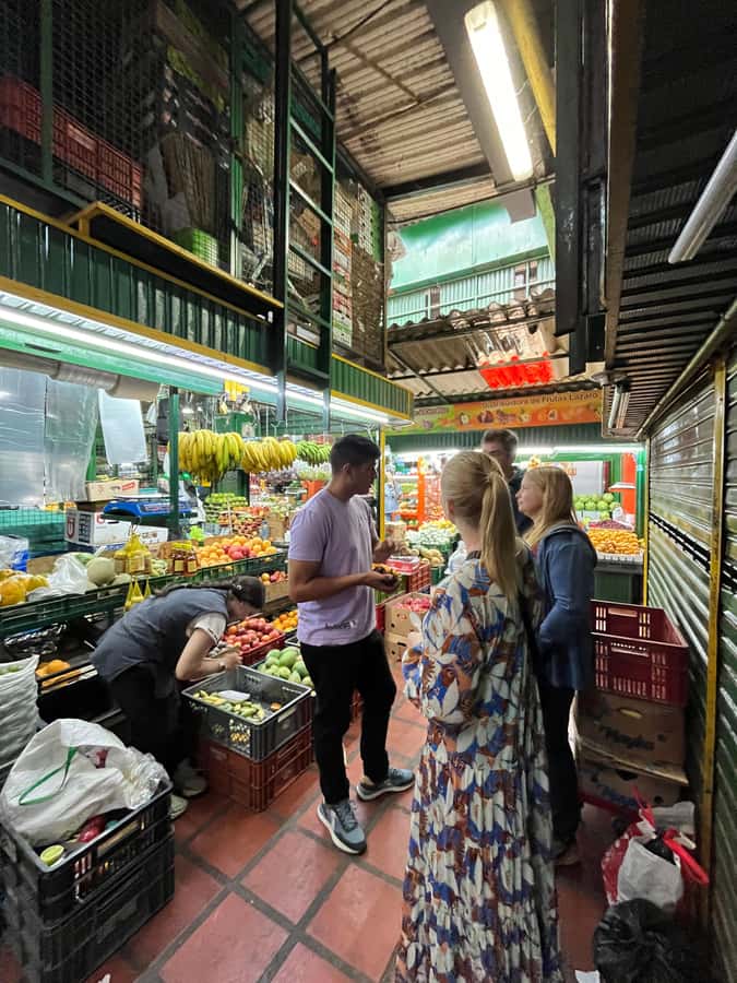 Medellín Multi-sensory Tour in the market, +15 Exotic Fruits - The first 10 minutes: safety and a quick orientation