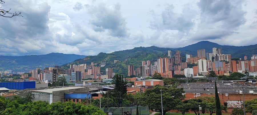 Medellín: Pablo Escobar Historical Tour Complete Experience - Parque de la Inflexión and the Monaco building