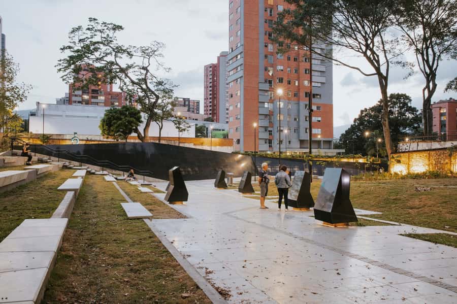 Medellín: Pablo Escobar Historical Tour Complete Experience - Los Olivos and the final rooftop story