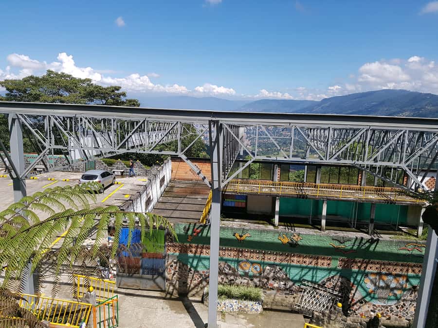 Medellín: Pablo Escobar Jail Private Tour - Why a private guide improves the experience