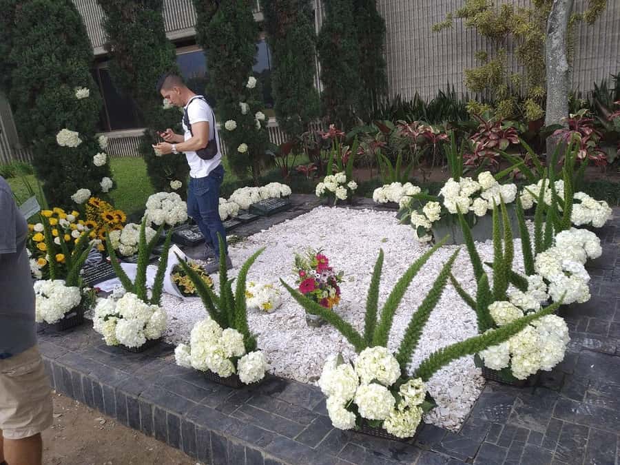 Medellin: Pablo Escobar's Dark History Guided Tour - Inflection Park and the former Monaco site