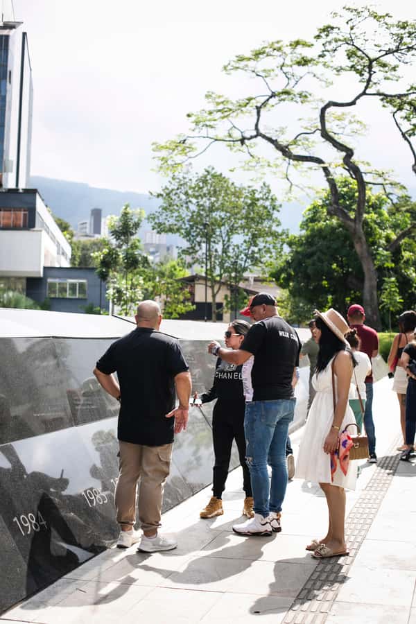 Medellín: Pablo Escobar Tour incl. museum & transportation - What the bilingual guiding is like