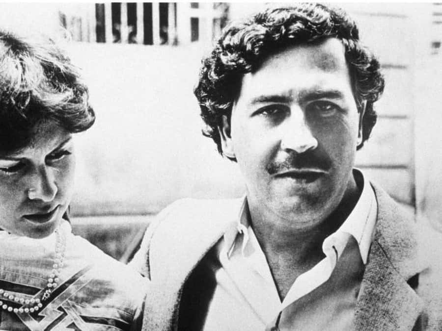 Medellín: Pablo Escobar Tour with beer included - Montesacro Cemetery and the Escobar family graves
