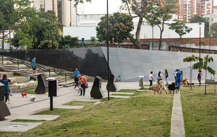 Medellín: Pablo Escobar Tour with beer included - The guide can make or break the experience