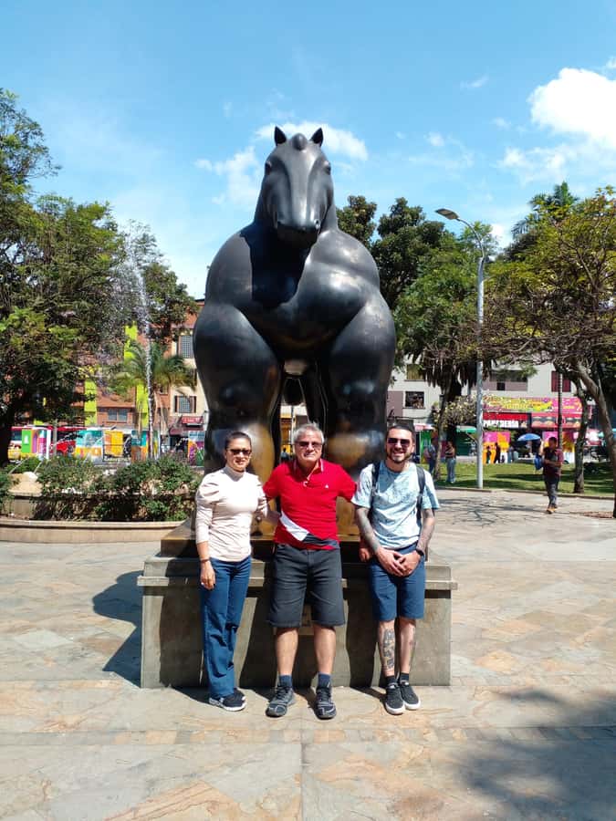 Medellin: Pablo Escobar y City Tour privado. 2 tours en 1 - Jardines de Montesacro cemetery and the Escobar family tomb
