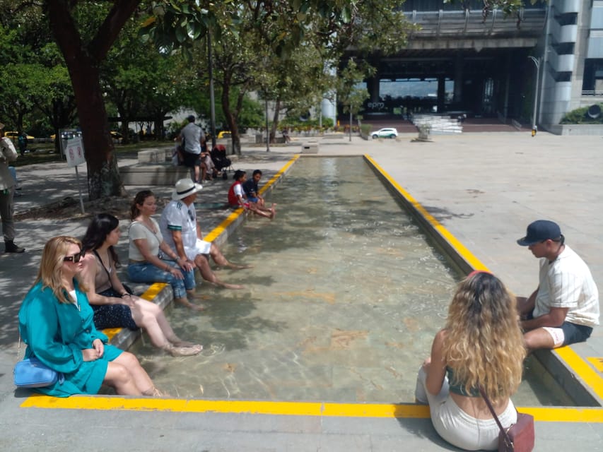 Medellin: Pablo Escobar y City Tour privado. 2 tours en 1 - The Pablo Escobar neighborhood and its tribute mural