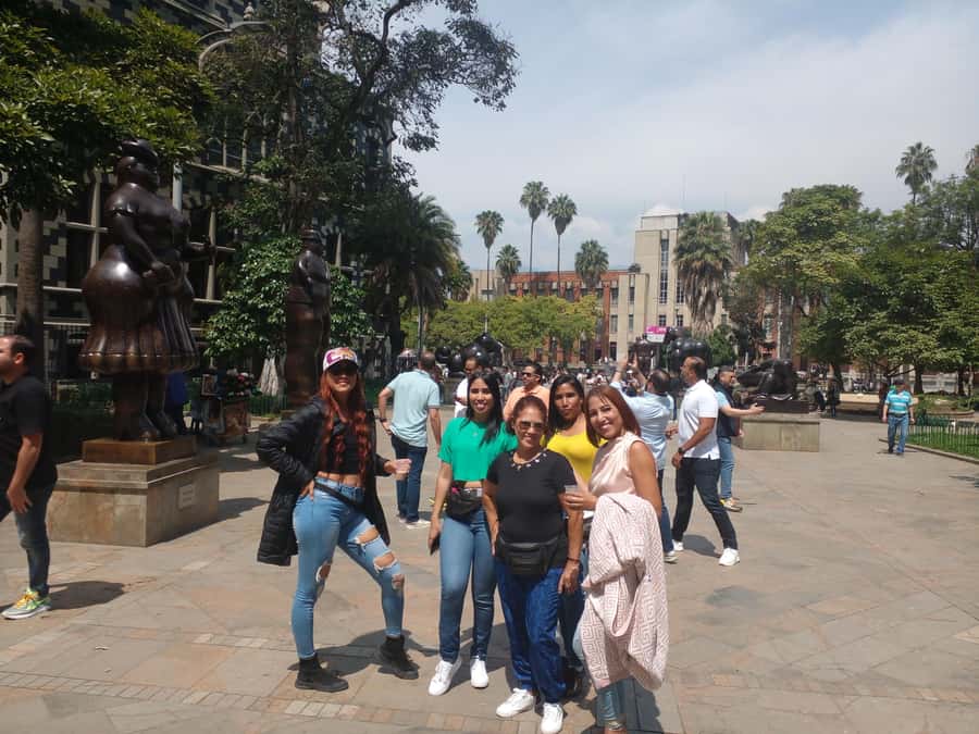 Medellin: Pablo Escobar y City Tour privado. 2 tours en 1 - Medellín’s river parks and Barefoot Park