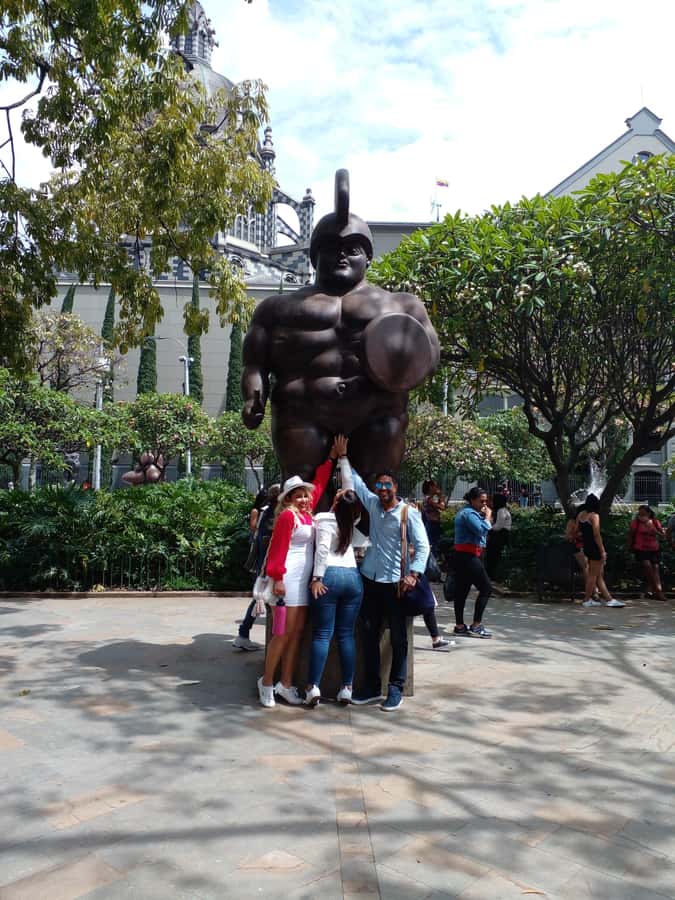 Medellin: Pablo Escobar y City Tour privado. 2 tours en 1 - La Alpujarra and Botero Park in the city center