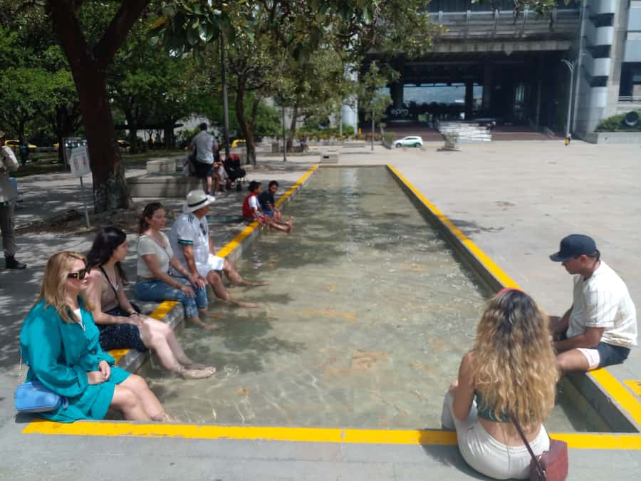 Medellin: Pablo Escobar y City Tour privado. 2 tours en 1 - Riding Medellín’s train and cable car