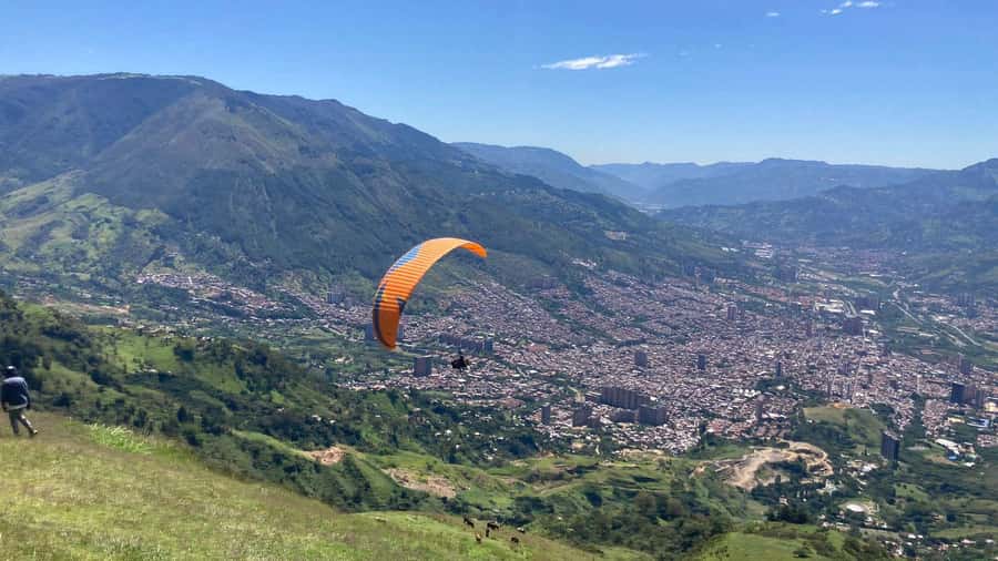 Medellín Paragliding - Go Pro Included - Leaving Medellín for San Felix