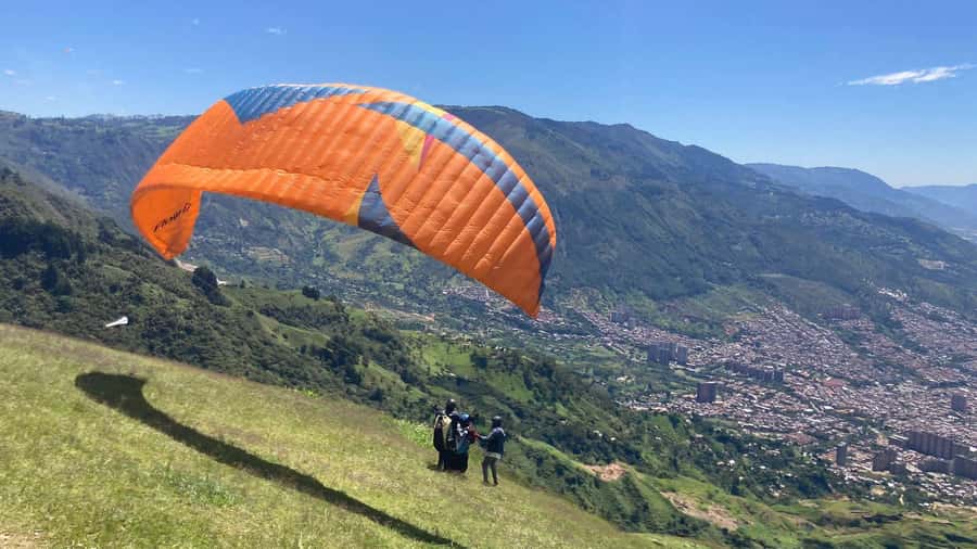 Medellín Paragliding - Go Pro Included - Fifteen minutes over Medellín