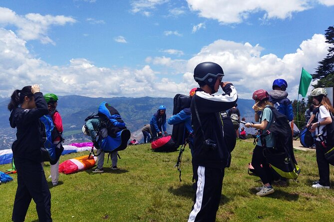 Medellín: Paragliding in the Colombian Andes - The safety briefing and tandem setup