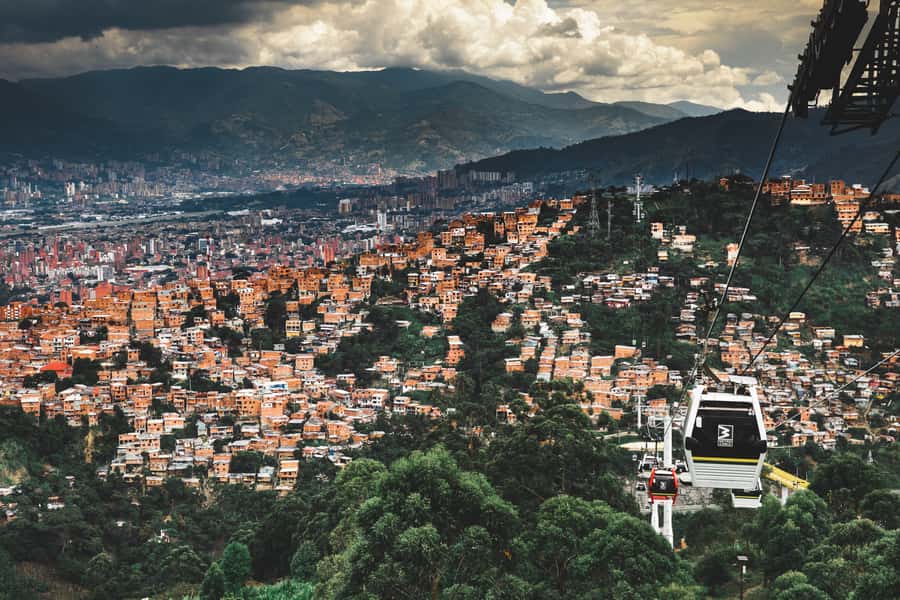 Medellín: Private City Tour with Metrocable and Comuna 13 - Seeing Medellín from the Metrocable