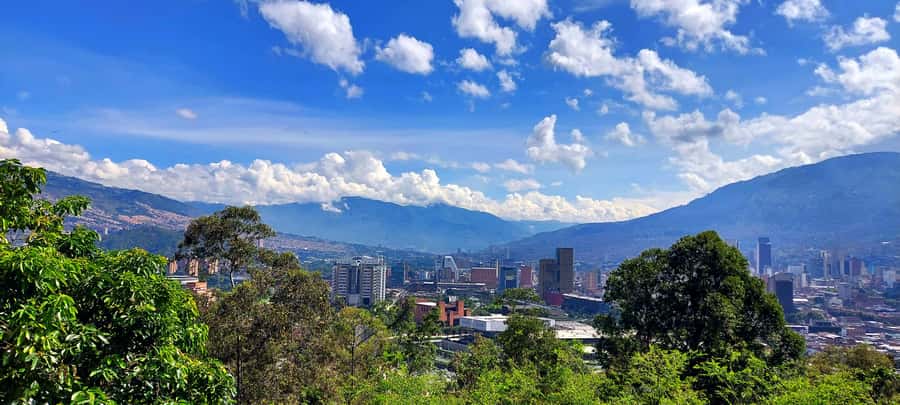 Medellín: Private City Tour with Metrocable and Comuna 13 - Botero Plaza and Medellín’s oversized figures