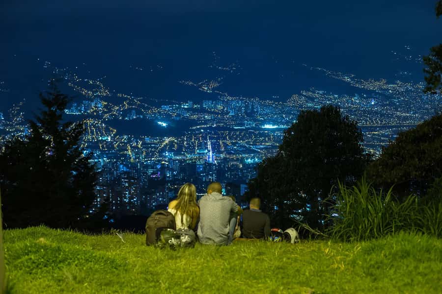 Medellín: Private Food Tour With The Best Viewpoints. - Sabaneta park: local life and more small bites