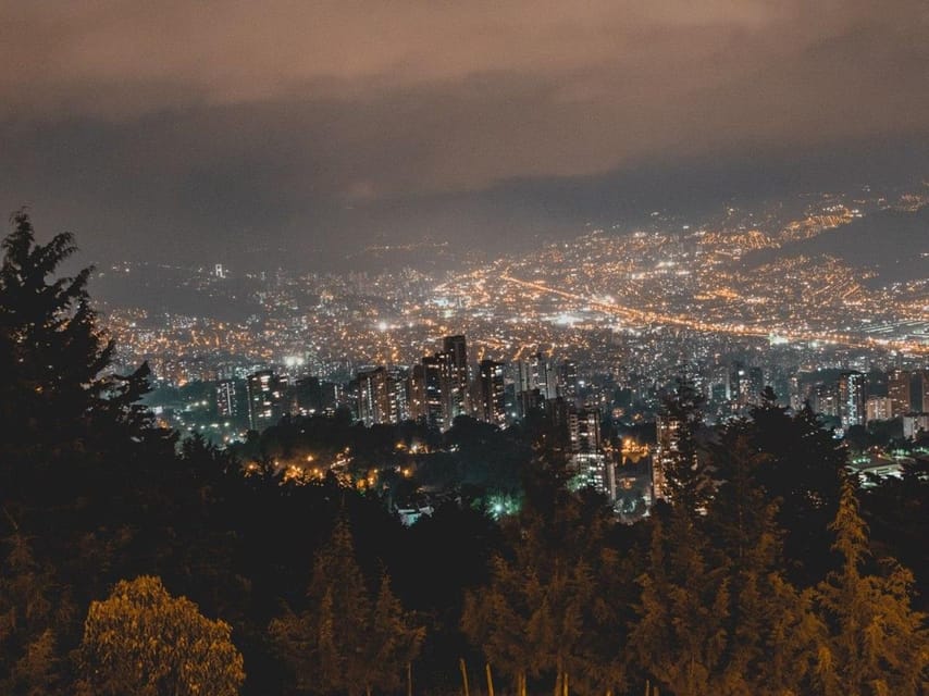 Medellín: Private Food Tour With The Best Viewpoints. - The Eight Wonder Bar and the final empanadas