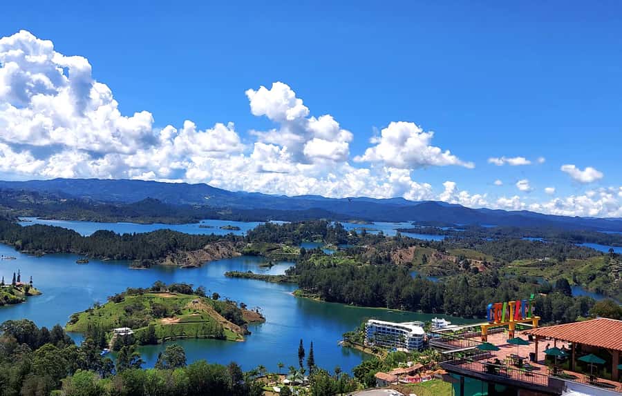 Medellín: Private Guatapé Tour w/ Breakfast, Lunch & Cruise - La Manuela and the darker side of the region