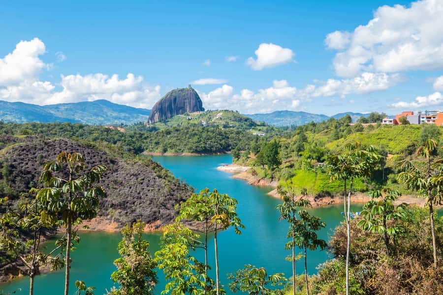 Medellín: Private Guatapé Tour w/ Breakfast, Lunch & Cruise - What the private guide adds to the day