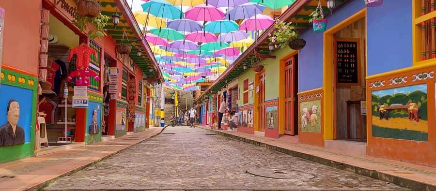 Medellín: Private Guatapé Tour w/ Breakfast, Lunch & Cruise - El Peñol: 740 steps to the best view