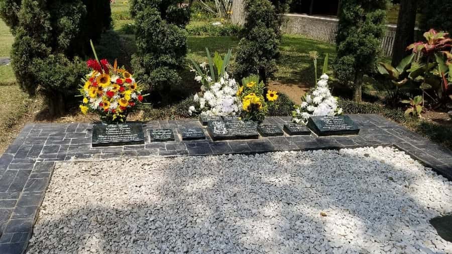 Medellín: Private Pablo Escobar and Comuna 13 Tour - Inflexión Memorial Park remembers the victims