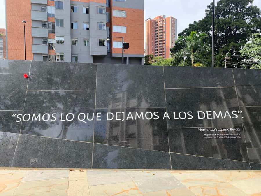 Medellín: Private Pablo Escobar and Comuna 13 Tour - What the guides add to the experience