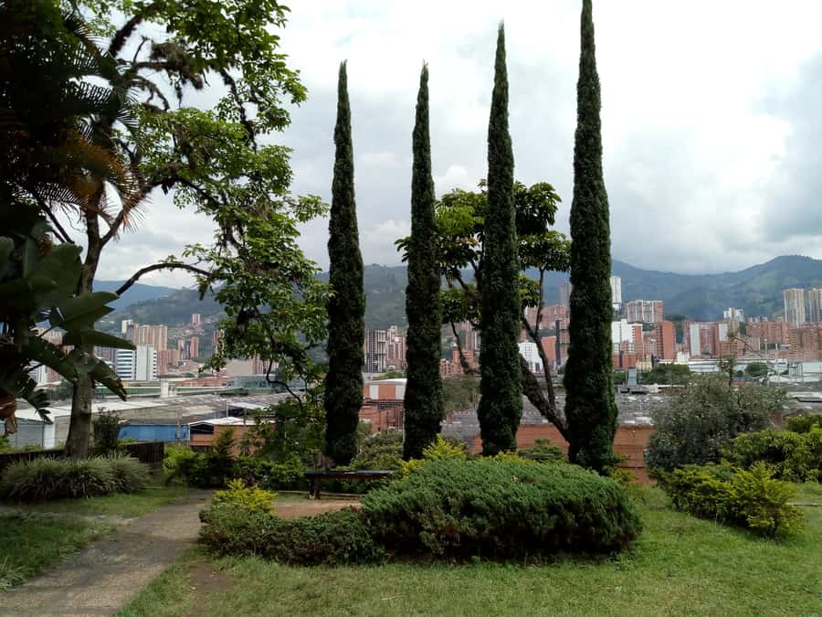 Medellín: Private Pablo Escobar Tour with Cable Car Ride - Los Olivos and the house where Escobar died