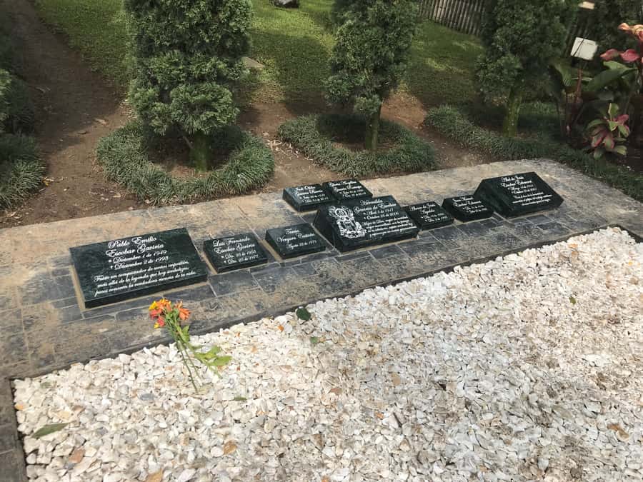Medellín: Private Pablo Escobar Tour with Cable Car Ride - Starting with 46,612 victims at Inflexión Memorial Park