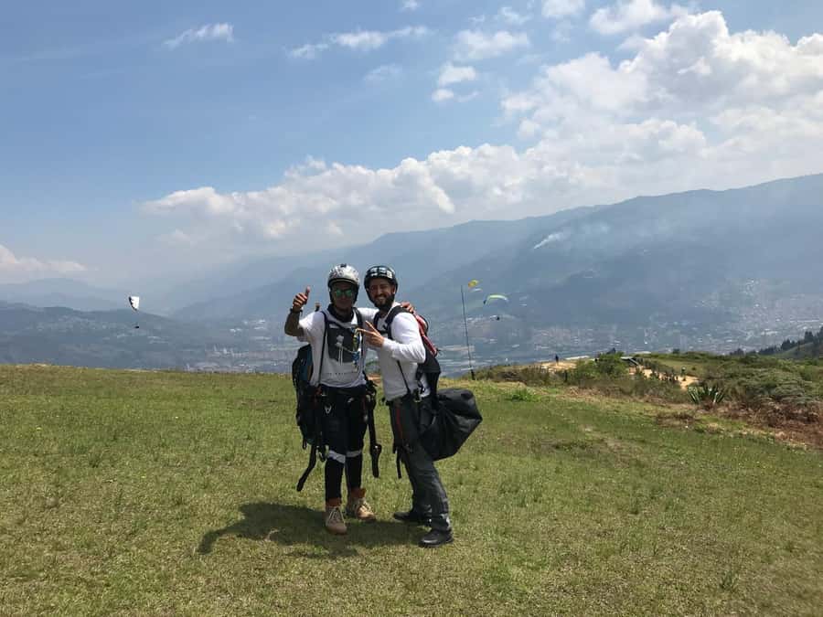 Medellín: Private Tour to Guatapé + Paragliding - The guide and the private-group difference