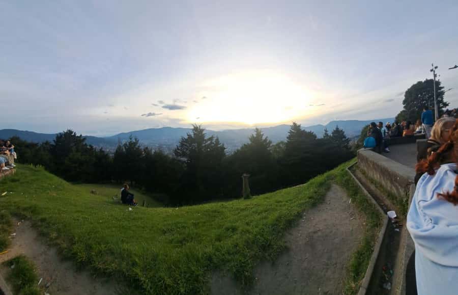 Medellin: Tour of viewpoints, selfie zone, adventure and dinner included. - Why this Medellín evening works so well